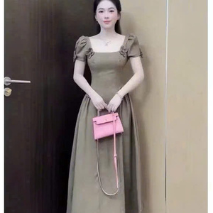 เดรสยาวหรูหราสำหรับผู้หญิง ดีไซน์ทันสมัย ผสมผสานความสง่างาม ความสบาย ได้อย่างลงตัวทั้งแบบลำลองและเป็นทางการ เหมาะสำหรับหลากหลายโอกาส ผลิตจากผ้าไหม - Product Image 3