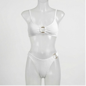 Ensemble bikini deux pièces texturé blanc avec détail anneau doré et bas string - Product Image 1