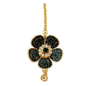 Elegante Maang Tikka con Flores de Pedrería, Piedra Central Verde y Cristal Colgante para Accesorio de Pelo de Boda - Product Image 3