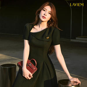 Elegante Vestido de Noche Negro con Hombros Descubiertos y Corte Evase para Mujer |   Vestido Alva con Adorno Metálico para Uso Diario |   LAVIEM - Product Image 1