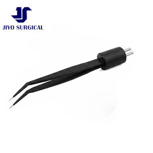 Pinzas Bipolares McPherson de 3 3/4 Pulgadas, Anguladas, con Puntas Antiadherentes de 0.4 mm, Mango Plano Aislado, Instrumento Microquirúrgico Reutilizable - Product Image 1