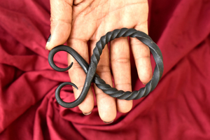 Croix de troll médiévale forgée à la main, pendentif viking en fer artisanal, amulette de protection nordique traditionnelle, artisanat rustique du forgeron - Product Image 5