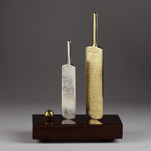Souvenir de cricket en laiton et plaqué argent - Product Image 1