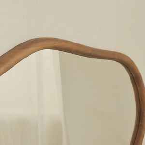 Miroir sur pied asymétrique en bois, fait main, écologique, design horizontal, forme naturelle courbée, style moderne minimaliste - Product Image 4