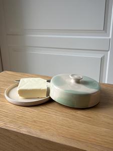 Mantequillera Contemporánea con Tapa de Perilla Suave, Plato Compacto para Servir, Acabado Esmaltado Duradero, Elegante Plato para Guardar Mantequilla - Product Image 4