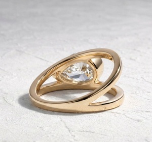 Bague de fiançailles solitaire en or pur 14K/18K 1,75 ct, taille poire, style East-West, avec anneau à cannelures croisées, certifiée IGI - Product Image 5