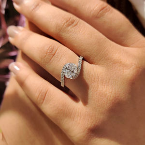 Bague de fiançailles pour femme en or 10K/14K/18K, style demi-éternité, sertie de diamants ovales de 2,00 à 5,00 carats, certifiés IGI, cultivés en laboratoire, avec monture bypass. - Product Image 3