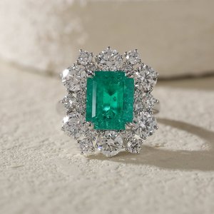 Anillo de compromiso de esmeralda colombiana de laboratorio con corte esmeralda de 3 quilates, oro blanco de 18K, engaste de doble garra, halo de diamantes de laboratorio, anillo llamativo - Product Image 2