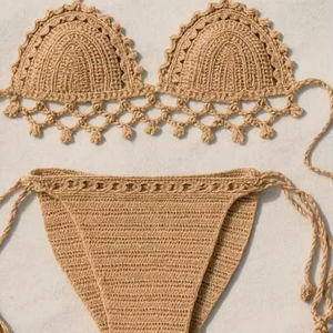 Conjunto de Bikini Tejido a Crochet – Traje de Baño Boho con Flecos en Tono Dorado - Product Image 1