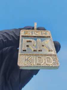 จี้เพชรหรูสำหรับผู้ชาย สไตล์ฮิปฮอป  ประดับเพชรโมอิสซาไนต์แท้  ตัวเรือนเงินแท้ 925  จี้ตัวอักษรชื่อหรืออักษรย่อ - Product Image 2