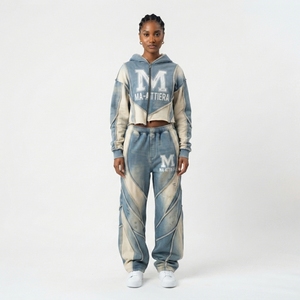 Conjunto de chándal de dos piezas para mujer: Sudadera con capucha corta bordada y cremallera, y pantalones jogger anchos con cinturón. - Product Image 1
