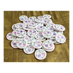 Miroirs artisanaux personnalisés en nacre rose et bleue et en marbre blanc naturel, de différentes tailles et formes, pour la décoration intérieure - Product Image 1