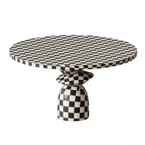 Mesa de centro redonda con incrustaciones de hueso en forma de tablero de ajedrez blanco y negro, hecha a mano, con pedestal escultural para sala de estar de lujo. - Product Image 1