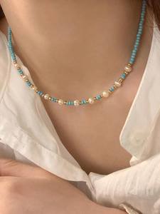 Collier ras du cou en perles de cristal bordeaux avec pendentif disque doré, fil faceté rouge foncé, pour femme, idéal pour les soirées et événements. - Product Image 4