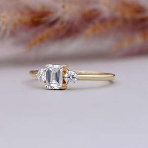 Anillo de Compromiso con Tres Diamantes Corte Esmeralda, Diamantes Cultivados en Laboratorio, Anillo de Diamantes Ético para Mujer - Product Image 1