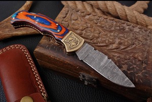 Couteau de poche pliant avec lame en damas, manche en bois et laiton, aigle gravé, avec étui en cuir - Product Image 3