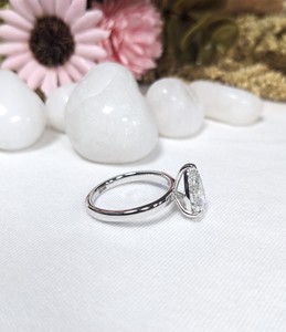 แหวนแต่งงานเพชรโมอิสซาไนต์ทรงรี 3 กะรัต ประดับแบบหนามเตย ตรา Lurba Jewels ทองคำขาว 14K แท้ สำหรับงานหมั้น - Product Image 5