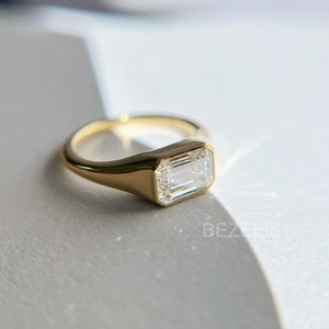 Anillo de Diamante Cultivado en Laboratorio con Corte Esmeralda de 0.1ctw, Engaste de Bisel, Platino, Corte Escalonado, Impresionante - Product Image 1