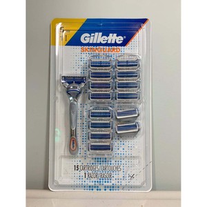 La tecnología avanzada de cuchillas de la maquinilla de afeitar Gillette SkinGuard minimiza el tirar y arrastrar de la piel para un afeitado diario cómodo. - Product Image 1