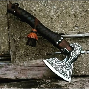 Axe Viking à barbe faite à la main A&M ENTERPRISES avec tête en acier gravée de nœuds nordiques, manche en bois enveloppé de tissu noir - Product Image 2