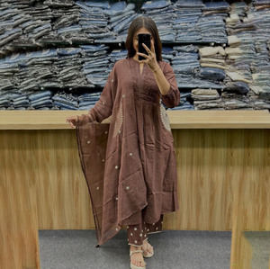 Magnifique robe de soirée pour femmes de style Anarkali moderne, avec de riches broderies, pour occasions spéciales, en coton, sans plis, séchage rapide - Product Image 1