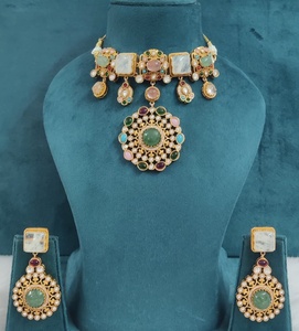 Collier de qualité supérieure avec de magnifiques boucles d'oreilles, ensemble de collier unique inspiré de Sabyasachi, idéal pour les occasions spéciales - Product Image 1