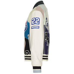 Chaqueta universitaria de alta calidad con tela premium, elegantes mangas en contraste y un estilo deportivo atemporal. - Product Image 4