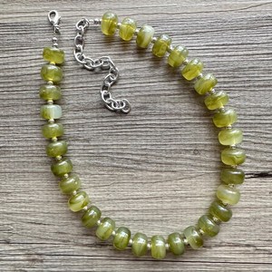 Collar de Moda Hecho a Mano con Cuentas de Resina Verde, Diseño de Ángel, Forma Personalizada, con Cuentas de Resina Amarilla - Product Image 5