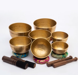 Juego de cuencos tibetanos de siete chakras de colores, con cojines y palillos de percusión, disponible a precios de mayorista. - Product Image 2