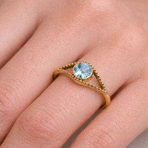 Anillo de latón electrochapado para mujer con topacio azul de 6x6mm, redondo, tamaño fijo, minimalista, con halo, estilo glamuroso y distintivo, hecho a mano. - Product Image 5