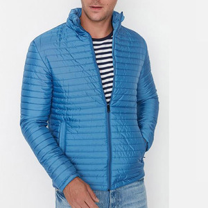 Veste matelassée pour homme au design moderne, en tissu doux et isolant, idéale pour le style urbain, confortable et élégante. - Product Image 1