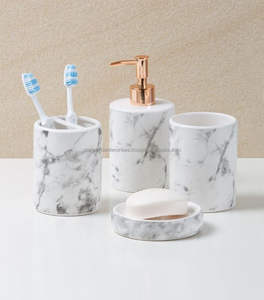 Ensemble d'accessoires de salle de bain hexagonaux modernes-Distributeur de savon liquide en bois et résine composite MDF-Déco géométrique unique - Product Image 4