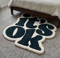 Einzigartiger 'It's OK' Typografie-Teppich aus Wolle, Handgetuftet, Rutschfest, Geometrisches Muster, Mittellanger Flor, Moderner Wohnzimmerteppich in Schwarz-Weiß mit Motivierendem Statement