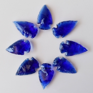 Vente en gros de cristaux écologiques sculptés à la main, de qualité supérieure, en agate bleue foncée, en forme de pointe de flèche, sur le thème du patriotisme, portables - Product Image 1