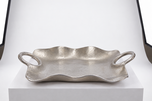 Plateau de service en métal argenté, design à bords ondulés avec poignées latérales, texture martelée, plateau décoratif pour la maison, le restaurant, l'hôtel - Product Image 1
