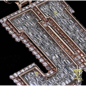จี้เพชรโมอิสซาไนต์ทรงบาแก็ตต์ พรีเมียม JL Monogram เงินแท้ 925 ดีไซน์หรูหรา สำหรับผู้ชายและผู้หญิง - Product Image 3