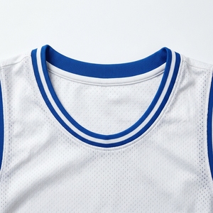 Ensemble de maillots de basket-ball personnalisés blancs et bleus en gros, sans manches, col en V, sublimés, séchage rapide, uniforme d'équipe pour hommes, fabriqué au Pakistan - Product Image 5