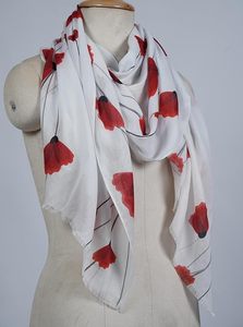 Écharpe à imprimé floral rouge pour femme, en tissu transparent, longue et élégante, accessoire doux pour le cou, idéale pour styliser les tenues - Product Image 3