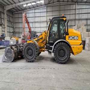 Chargeuse JCB TM420s conçue pour l'efficacité, la durabilité et la polyvalence, idéale pour les chantiers de construction, les fermes et les équipements lourds. - Product Image 5