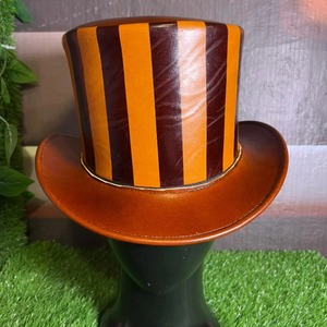 Chapeau haut de forme en cuir de qualité supérieure, conçu sur mesure, avec une forme de couronne distinctive, surface en cuir lisse et qualité supérieure - Product Image 1