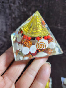 พีระมิดออร์กอนคุณภาพดี ขนาด 70-75 มม. แกะสลักจากอัญมณีอาเกตควอตซ์คริสตัล เครื่องสร้างความมั่งคั่ง ลายศรียันทรา กุมารี จักระโกมาติ พร้อมหินโข่วรี จำนวนมาก - Product Image 5