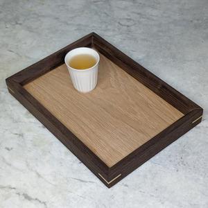 Bandeja de Servir de Madera Maciza de Nogal Negro y Roble Blanco - Portátil para Cocina y Escritorio - Product Image 2