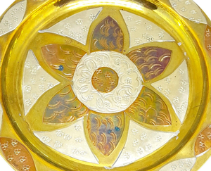 Assiette de service ronde en métal plaqué or et argent avec incrustation florale, idéale pour la décoration de table de mariage et d'événements - Product Image 3