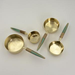 Juego de 4 Tazas y Cucharas Medidoras de Acero Inoxidable Dorado con Mango de Resina de Alta Calidad de R B Overseas - Product Image 4