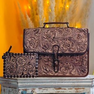 Bolso Bandolera Compacto de Cuero Genuino Venus con Diseño Floral y Patrón de Letras Hecho a Mano, Estilo Western, con Cremallera para Mujer - ¡Gran Venta! - Product Image 2