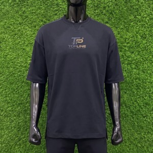 Camisetas de algodón al por mayor para hombre, negras, cuello redondo, manga corta, de secado rápido, informales, de corte regular, con logo impreso por transferencia térmica en la parte delantera. - Product Image 1