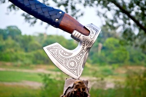 Axe Viking à barbe faite à la main par A&M ENTERPRISES avec tête en acier gravée en profondeur, manche en bois enveloppé de cuir noir tressé - Product Image 2