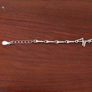 Bracelet à maillons classique et délicat pour femme, finition rhodiée, avec pendentif papillon minimaliste - Product Image 5