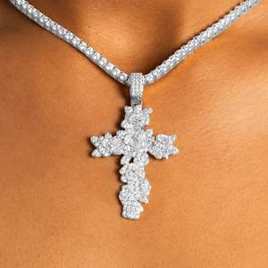 Collier Pendentif Croix Moissanite Luxe Sertie de Pierres, Argent 925 Plaqué Rhodium, Chaîne Maille Forçat, Bijoux Chrétiens Unisexe - Product Image 1
