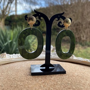 Boucles d'oreilles créoles en résine verte avec clous dorés, bijou tendance - Product Image 1
